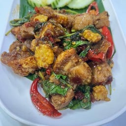 กระเพราหมูกรอบ (กับข้าว)