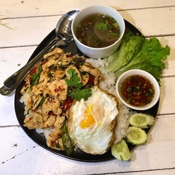 ข้าวราดผัดกระเพราไก่
