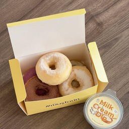 เป็นรูโดนัท 1 กล่อง ไอซิ่งรวมรสชาติ + Milk cream Dip ดิปนมสด 1 กระปุก