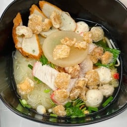 ก๋วยเตี๋ยวป๊อกๆจับกัง  ตลาดอิ่มพุง ตลาดอิ่มพุง หน้าเทศบาลเจ้าพระยาสุรศักดิ์ศรีราชา ล็อค81