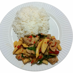 ข้าวกะเพราหมูชิ้นใส่หน่อไม้