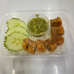 หมูกรอบน้ำจิ้มซีฟู้ด-ราดข้าว