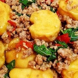 กะเพราหมูสับ  เต้าหู้ ราดข้าว