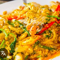 ซีฟู๊ดผัดผงกะหรี่  ราดข้าว