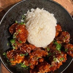 ข้าวไก่ทอดซอสโคตรเผ็ดเกาหลี