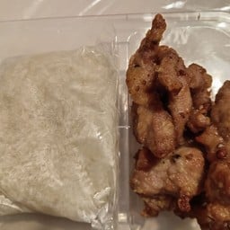 ข้าวห่อหมูทอดไก่ทอดคุณแม่