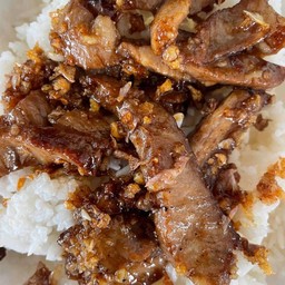 ทอดกระเทียมราดข้าว[เลือกเนื้อสัตว์ได้ค่ะ]