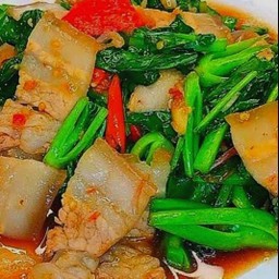 คะน้าสามชั้น  ราดข้าว