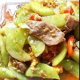 แตงกวาหมูไข่  ราดข้าว