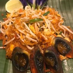 ผัดไทองค์ดำ(ไข่เยี่ยวม้า)