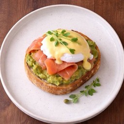 B4 Egg Benedict with Smoked Salmon