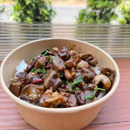 ข้าวกระเพราเครื่องในไก่