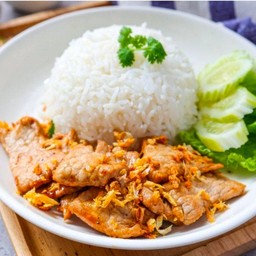ทอดกะเทียม  ราดข้าว