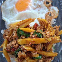 กะเพาหมูสับหน่อไม้เหลืองราดข้าสวย..พร้อมไข่ดาว