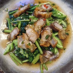 ผัดคะน้าหมูกรอบ