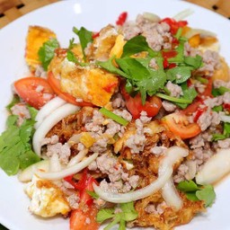 ยำไข่ดาวหมูสับ ( ไข่ดาว 3 ฟอง )