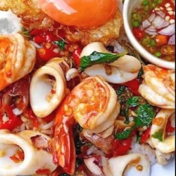 กะเพราหมู หมึก กุ้ง  ราดข้าว