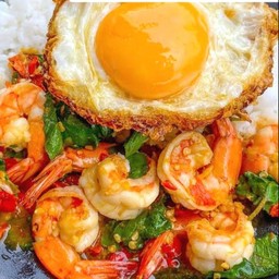 กะเพรากุ้ง + ไข่ดาว ราดข้าว