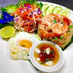 ข้าวผัดต้มยำทะเลไข่ดาว
