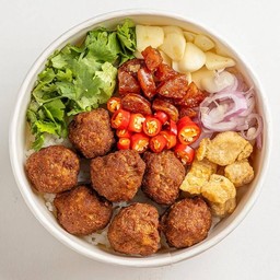 ข้าวขยำหมูก้อนทอดทรงเครื่อง