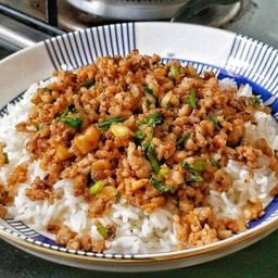 หมูสับคั่วน้ำปลาราดข้าว