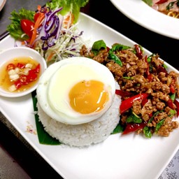 ข้าวกระเพราหมูไข่ดาว