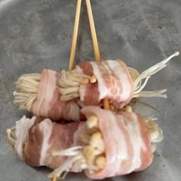 สามชั้นพันเห็ดเข็มทองย่างหมาล่า