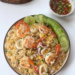 ข้าวผัดทะเลกลาง