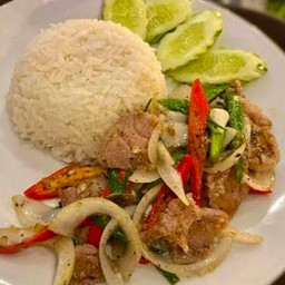 ผัดพริกไทยดำ  ราดข้าว