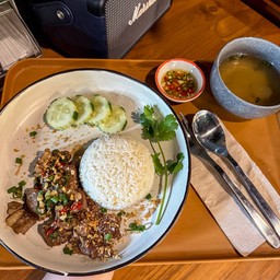 ข้าวเนื้อสันนอกคั่วพริกกระเทียม HH