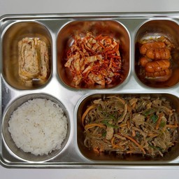 เซ็ตข้าวและจับแช (ผัดวุ้นเส้นเกาหลี)