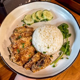 ข้าวสะโพกไก่ทอดราดซอสน้ำปลา HH