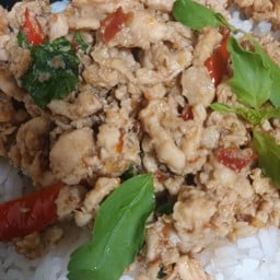 กระเพราไก่ไข่ขยี้