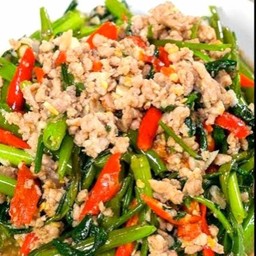 ผัดผักบุ้งใส่หมูสับ ราดข้าว