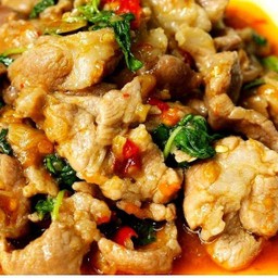 กะเพราหมูชิ้น ราดข้าว