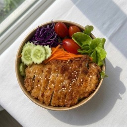 สลัดไก่กรอบเทอริยากิ (Crispy Chicken Teriyaki Salad)