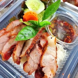 ข้าวหมูย่างน้ำจิ้มเเจ่ว