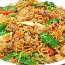 [อร่อยซ่ากับโค้ก] มาม่าผัดโหระพา(เปลี่ยนเป็นกะเพราได้นะคะ) +  โค้ก ออริจินัล (กระป๋อง)