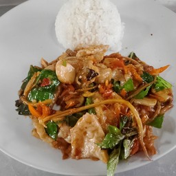 ผัดเผ็ดพริกเหลืองลูกชิ้นปลากราย
