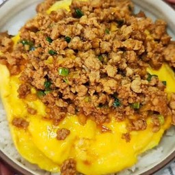 ข้าวกะเพราหมูสับไข่ข้น