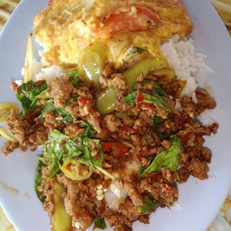ผัดกะเพาเนื้อสับใส่พริกหวาน.ราดข้าวไข่ดาว