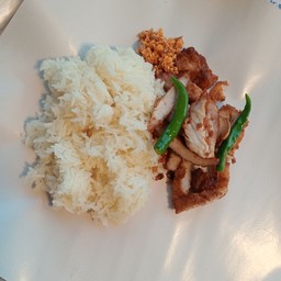 ข้าวเหนียวห่อหมูทอดไก่ทอดแม่เฟื่อง