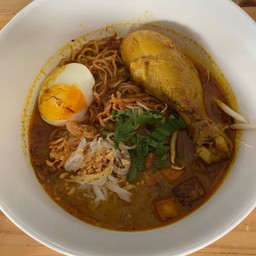 ก๋วยเตี๋ยวแกงน่องไก่