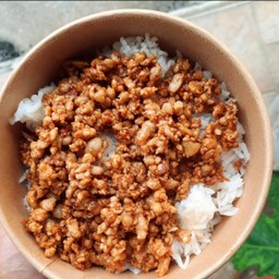 ข้าวหมูสัพคั่วซอสแม็คกี้