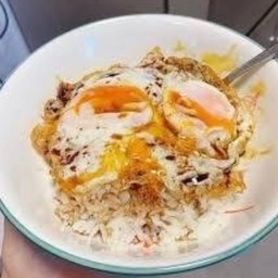 ข้าวไข่ดาว+ซอสแม็คกี้(ไข่ดาว 2 ใบ)