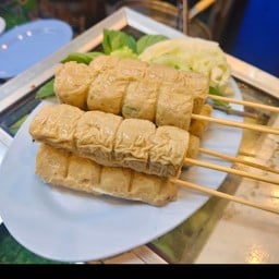 ร้านลูกชิ้นปิ้งน้ำจิ้มพริกเผาบุรีรัมย์สูตรโบราณ By.เจ๊เมย์ grilled meatballs shop