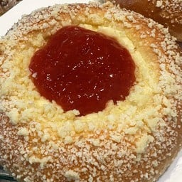 สตรอเบอรี่ครีมชีสครัมเบิล | Strawberry Cream Cheese Crumble Bun