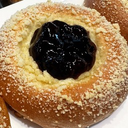 บลูเบอร์รี่ครีมชีสครัมเบิล | Blueberry Cream Cheese Crumble Bun.