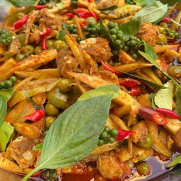 ผัดฉ่าสมุนไพรซี่โครงหมูกระดูกอ่อน (พริกแกงตำมือแซ่บเผ็ดร้อน)