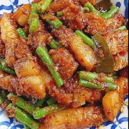 พริกแกงหมูสามชั้น เป็นกับ